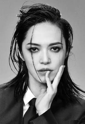 姚晨湿发熬夜妆性感写真大片_6