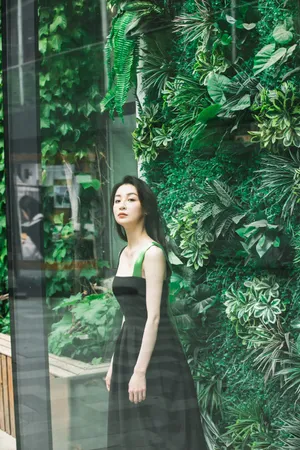 隆妮简约黑裙初夏写真图片_4