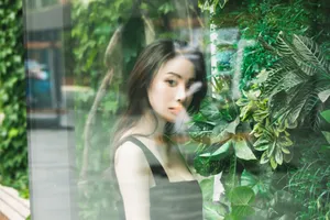 隆妮简约黑裙初夏写真图片_5