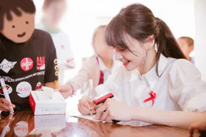 郑爽清秀甜美活动图片_4