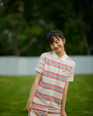 厉嘉琪条纹裙俏皮写真图片
