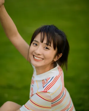厉嘉琪条纹裙俏皮写真图片_3