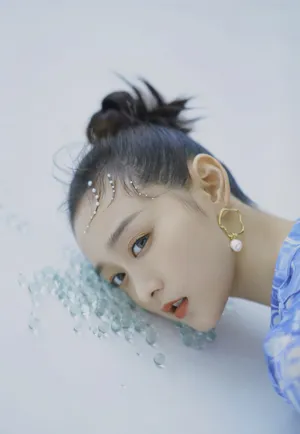 何泓姗蓝裙性感优雅写真图片_2
