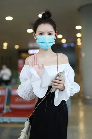 张予曦白皙性感街拍照图片_3