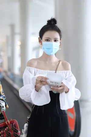 张予曦白皙性感街拍照图片_5