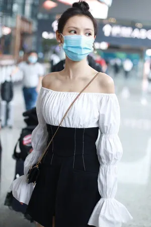 张予曦白皙性感街拍照图片_6