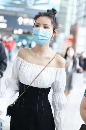 张予曦白皙性感街拍照图片_7