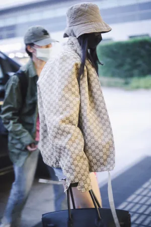杨幂短裤美腿机场街拍图片