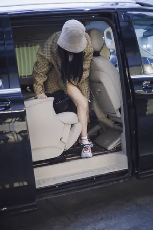 杨幂短裤美腿机场街拍图片_3