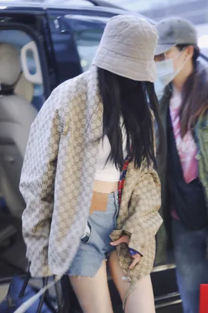 杨幂短裤美腿机场街拍图片_5