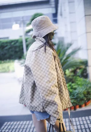杨幂短裤美腿机场街拍图片_7