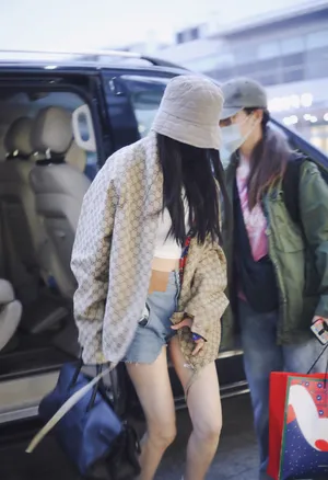 杨幂短裤美腿机场街拍图片_8