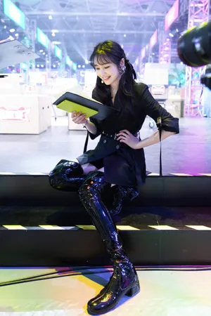 郑爽黑色长靴甜酷剧照图片