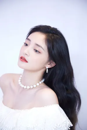 周洁琼白色裹胸裙性感写真图片