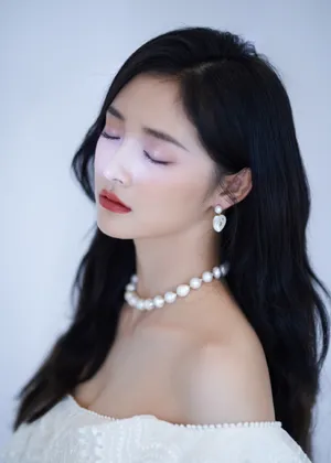 周洁琼白色裹胸裙性感写真图片_2