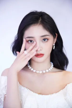 周洁琼白色裹胸裙性感写真图片_4