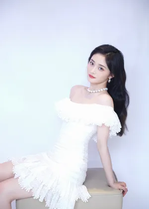 周洁琼白色裹胸裙性感写真图片_5