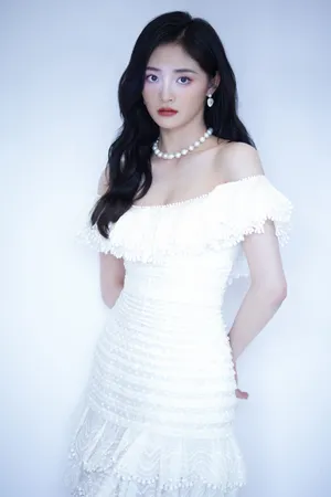 周洁琼白色裹胸裙性感写真图片_7