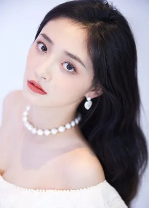 周洁琼白色裹胸裙性感写真图片_8