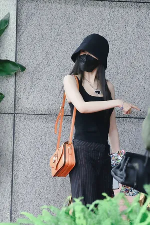 杨幂黑色系热辣性感写真图片_5