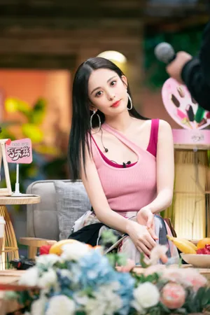 古力娜扎斜肩叠穿背心甜美剧照图片_1