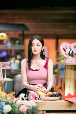 古力娜扎斜肩叠穿背心甜美剧照图片_2