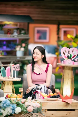 古力娜扎斜肩叠穿背心甜美剧照图片_3