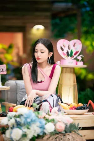 古力娜扎斜肩叠穿背心甜美剧照图片_4