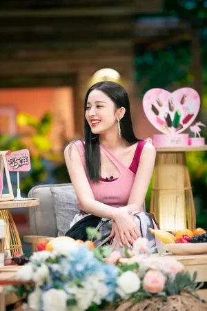 古力娜扎斜肩叠穿背心甜美剧照图片_5