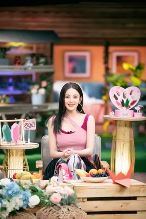 古力娜扎斜肩叠穿背心甜美剧照图片_6