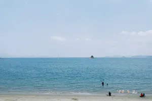 程潇海边清爽旅拍图片_5
