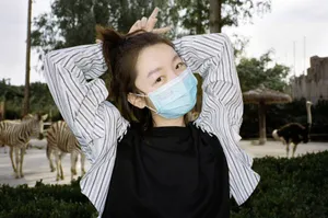周冬雨活力俏皮动物园私服图片_2