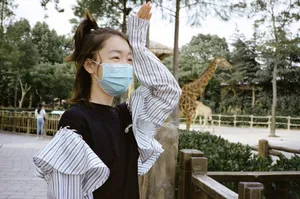 周冬雨活力俏皮动物园私服图片_3