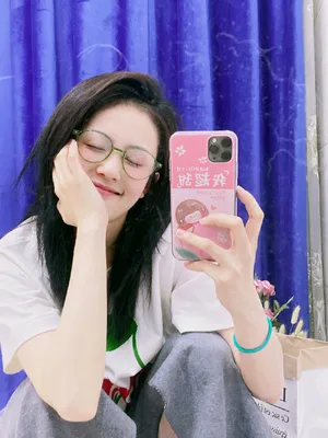 白鹿俏皮可爱自拍照图片_4