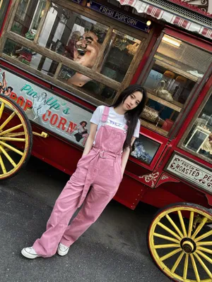 欧阳娜娜粉嫩少女感街拍照图片