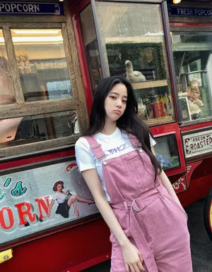 欧阳娜娜粉嫩少女感街拍照图片
