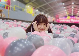 李依宸俏皮可爱游乐场照片_2