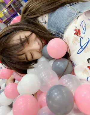 李依宸俏皮可爱游乐场照片_4
