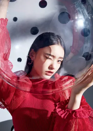 林允性感妩媚时尚写真大片_10