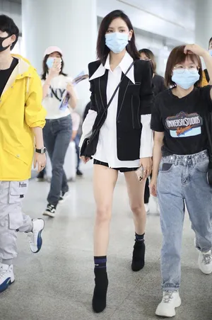 张予曦修长美腿清凉机场照图片_3