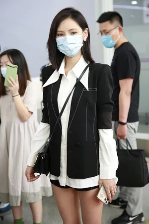 张予曦修长美腿清凉机场照图片_7