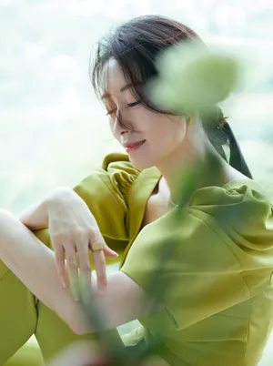 刘敏涛绿色清新优雅写真图片_8