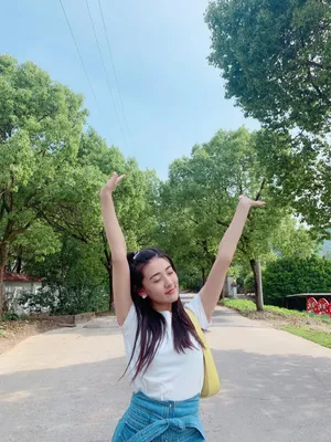 梁洁清爽私服街拍照图片_1
