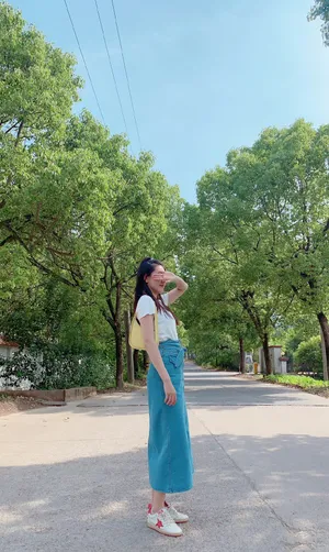 梁洁清爽私服街拍照图片