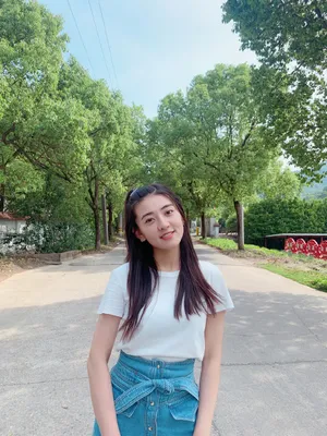 梁洁清爽私服街拍照图片_2