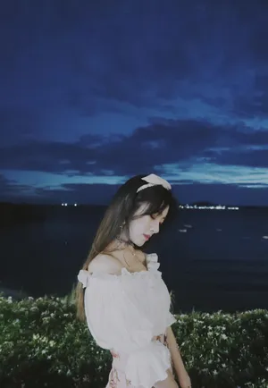 李依宸夜景旅拍照图片