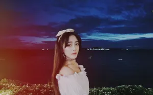 李依宸夜景旅拍照图片