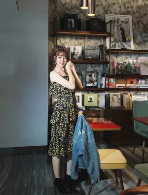 李依宸碎花连衣裙性感图片_5
