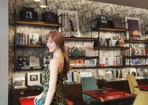 李依宸碎花连衣裙性感图片_6