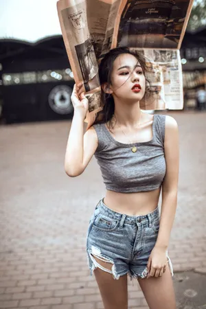 左卓灰色背心小蛮腰街拍图片